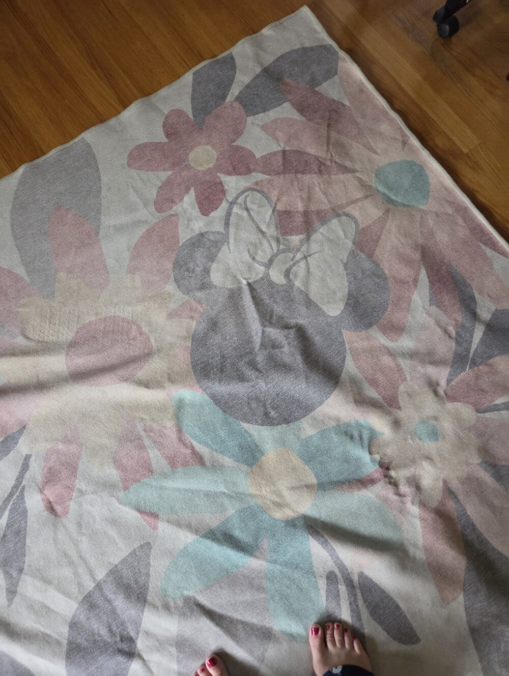 Ruggable Rug - 8x10 Minnie Mouse - Picture 5 of 7